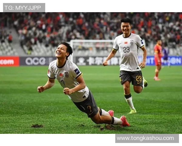 优雅滑跪足球明星展现非凡技艺与运动魅力的完美结合 优雅滑跪足球明星展现非凡技艺与运动魅力的完美结合