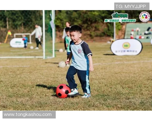 足球明星与儿子温馨互动视频展现亲子时光的快乐与感动 足球明星与儿子温馨互动视频展现亲子时光的快乐与感动